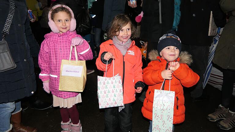Keine Angst vor dem Nikolaus hatten diese Geschwister. Marina (6), Amelie (4) und Benedikt Kühnl (3) freuten sich über ihre Geschenke. Keine Angst vor dem Nikolaus hatten diese Geschwister. Marina (6), Amelie (4) und Benedikt Kühnl (3) freuten sich über ihre Geschenke.