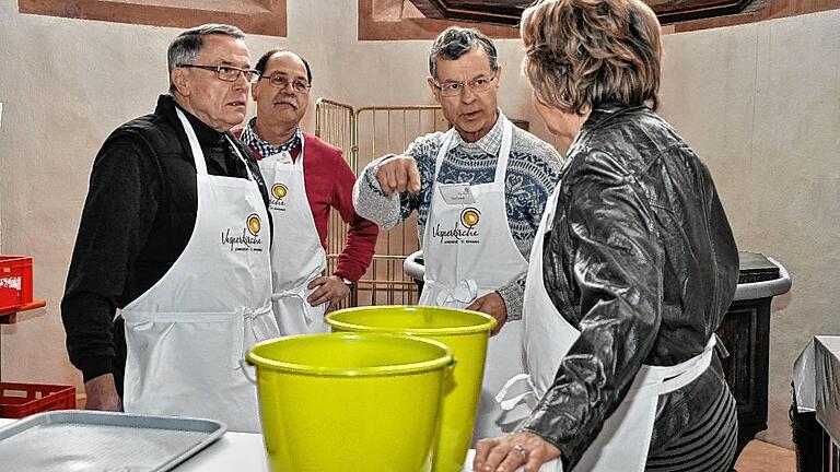 Karl Frank (Zweiter von rechts) geht mit seinem Team die Tagesplanung durch.