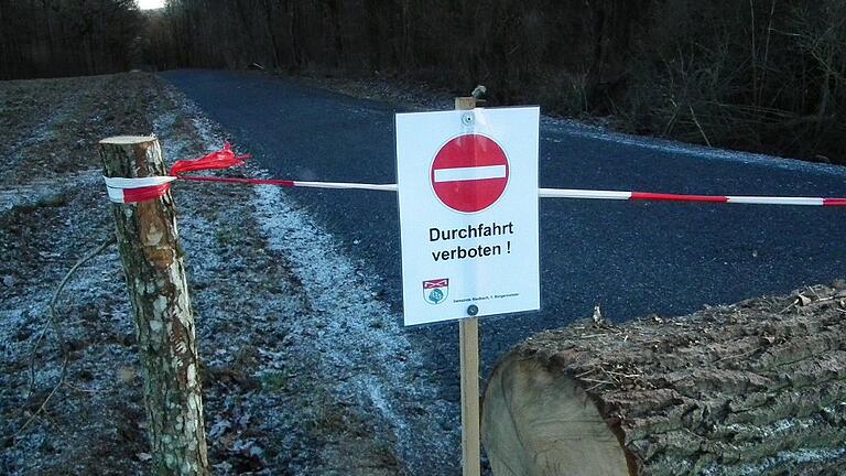 Eichenbaumstämme versperren bis Mai die Zufahrten der neuen Forstwege, wie hier am Humprechtshäuser Hartwald. Im Bild an der linken Seite ist die Spur eines Schleppers zu sehen, der die Sperre umfahren hat. Bei dererlei Nichtbeachtung drohen Schadensersatzansprüche.