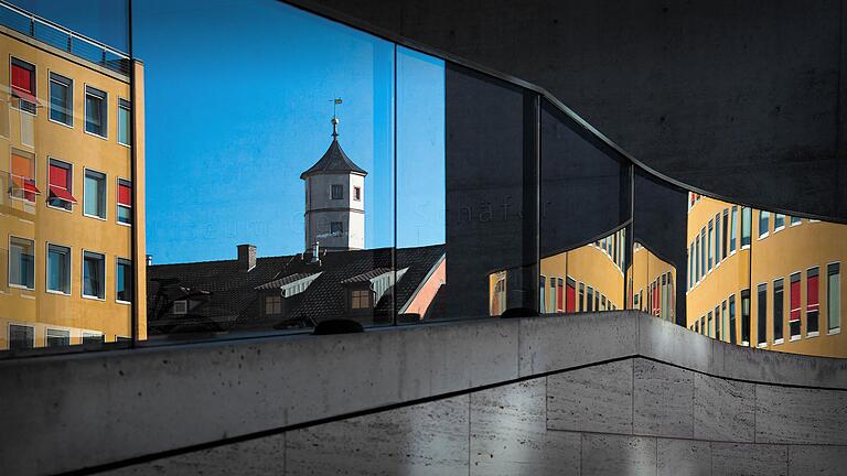 Schrotturm, Rathaus und Museum Georg Schäfer in Schweinfurt aus ungewöhnlicher Perspektive. Das preisgekrönte Foto illustriert das Motto des diesjährigen Tags des offenen Denkmals optimal: Umbrüche in Kunst und Architektur.