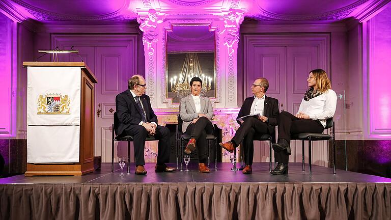 In der Würzburger Residenz diskutierten Walter Heußlein (von links), Präsident der Handwerkskammer Unterfranken, Daniela Schleich, Volker Omert und Jasmin Stumpf über das Thema 'Frauen in Männerberufen'.