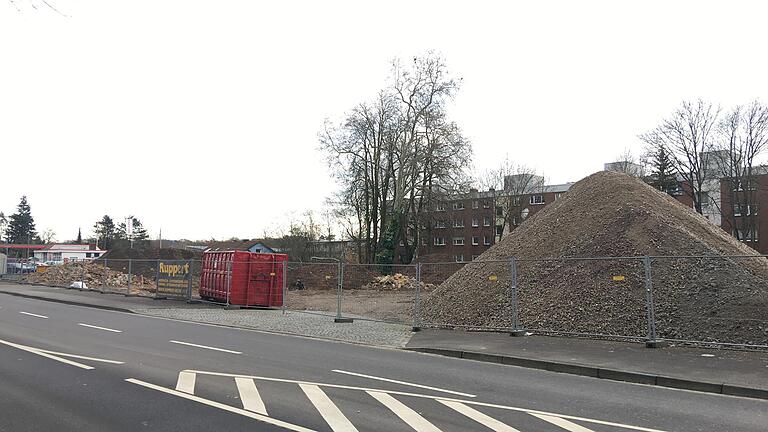 Für das neue Parkhaus an der Mainberger Straße wurde das dortige Autohaus abgerissen, jetzt ist auch der Generalunternehmer gefunden, der den Bau plant. Fertig sein soll es 2021.