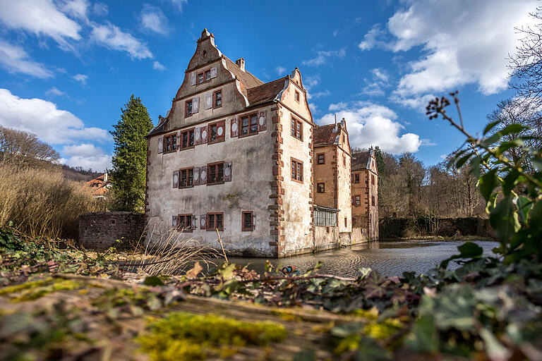 Das Wasserschloss Oberaulenbach liegt nicht direkt auf der Wandertour, kann aber mit einem Zwei-Kilometer-Abstecher (einfache Strecke) in die Tour mit eingebaut werden. Das Wasserschloss Oberaulenbach liegt nicht direkt auf der Wandertour, kann aber mit einem Zwei-Kilometer-Abstecher (einfache Strecke) in die Tour mit eingebaut werden.