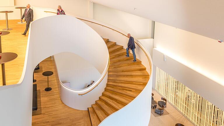 Schon die Treppe lädt zum Staunen ein: Premierengäste im neuen Mainfranken Theater.