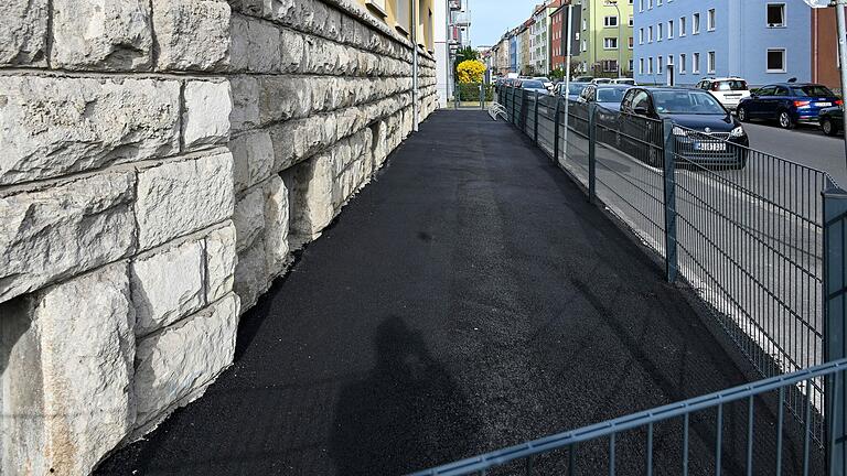 Asphalt-Wüste in der Würzburger Sanderau: Was einmal ein Vorgarten war, ist jetzt eine schwarze, versiegelte Fläche. Asphalt-Wüste in der Würzburger Sanderau: Was einmal ein Vorgarten war, ist jetzt eine schwarze, versiegelte Fläche.