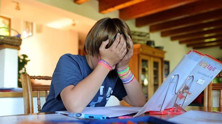 Angst vor dem Scheitern: Manche Kinder übernehmen ihre Selbstzweifel von den Eltern. Foto: Julian Stratenschulte       -  Schon im Kindesalter können zu hoher Druck und zu wenig Zuspruch zu einem geringen Selbstbewusstsein führen.