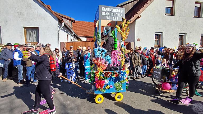 TSG sucht Tauchlehrer       -  Die TSG (FFW) nimmt das Kanuverbot auf der Saale mit Humor – statt zu paddeln, gehen sie jetzt auf Tauchstation.