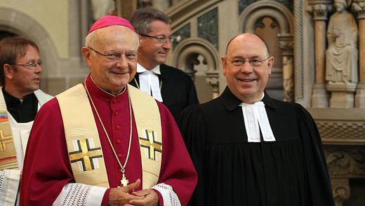 Zollitsch und Schneider       -  Der Vorsitzende der Bischofskonferenz, Erzbischof Zollitsch (l), und der EKD-Ratsvorsitzende Schneider. Foto: Oliver Berg/Archiv