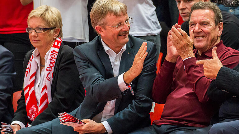 s.Oliver Baskets - GIESSEN 46ers

Alt - Bundeskanzler Gerhard Schröder war beim ersten Saisonheimspiel gegen die GIESSEN 46ers gern gesehener Gast und erlebte eine hochspannende und spektakuläre Partie.
