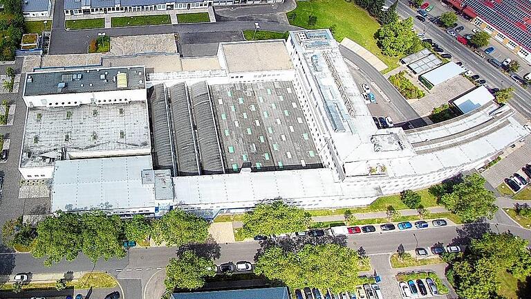 Campus nennt sich das Gelände des Vogel Verlags im Würzburger Stadtteil Zellerau. Der Campus umfasst unter anderem das Hauptgebäude (rechts), die eigene Gründerwerkstatt (schmaler Bau oben) und das Vogel Convention Center in den ehemaligen Druckhallen (Mitte).