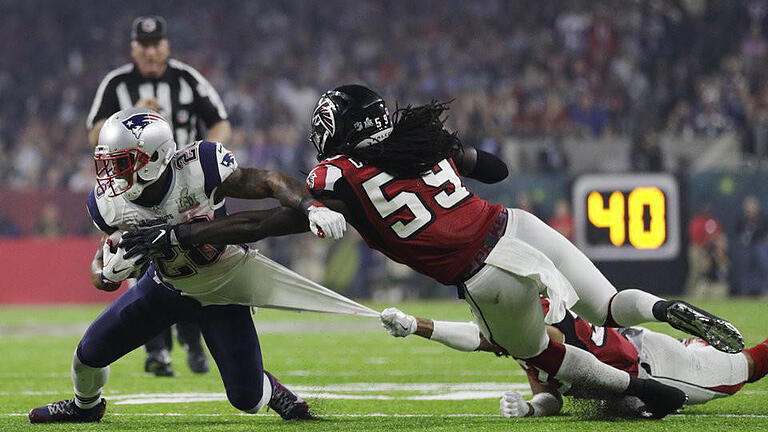 Stretch-Stoff - Die Verteidiger der Atlanta Falcons versuchen, James White (l) von den New England Patriots zu stoppen. Foto: Jae C. Hong Stretch-Stoff - Die Verteidiger der Atlanta Falcons versuchen, James White (l) von den New England Patriots zu stoppen. Foto: Jae C. Hong