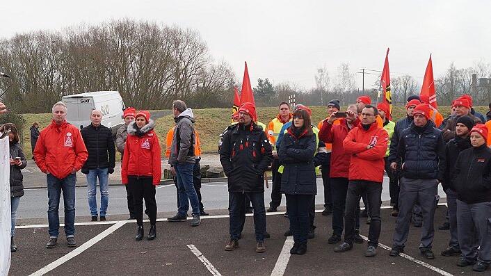 Gewerkschafter Thomas Höhn sprach beim Warnstreik der IG Metall vor dem Schaeffler-Werk in Eltmann vor rund 250 Streikenden.