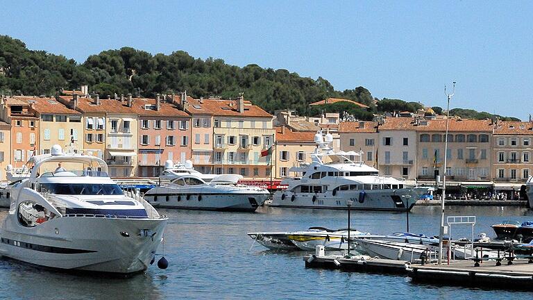 Sommer in Saint-Tropez       -  In Saint-Tropez liegen die Yachten gleich vor den Häusern im Hafenrund.