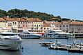 Sommer in Saint-Tropez       -  In Saint-Tropez liegen die Yachten gleich vor den Häusern im Hafenrund.