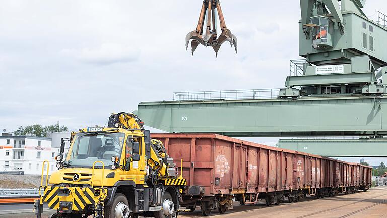 Bis zu 6000 Tonnen zieht das neue Zwei-Wege-Fahrzeug im Schweinfurter Hafen.