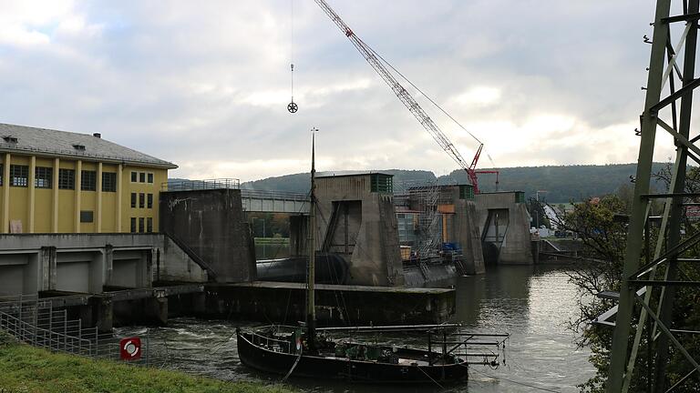 Die Wasserstraßen- und Schifffahrtsverwaltung hat die Mitte Juli ausgebauten und überarbeiteten Teile am mittleren Wehr der Staustufe Steinbach mit einem 500-Tonnen-Mobilkran wieder einbauen lassen, darunter das über acht Tonnen schwere Großzahnrad.