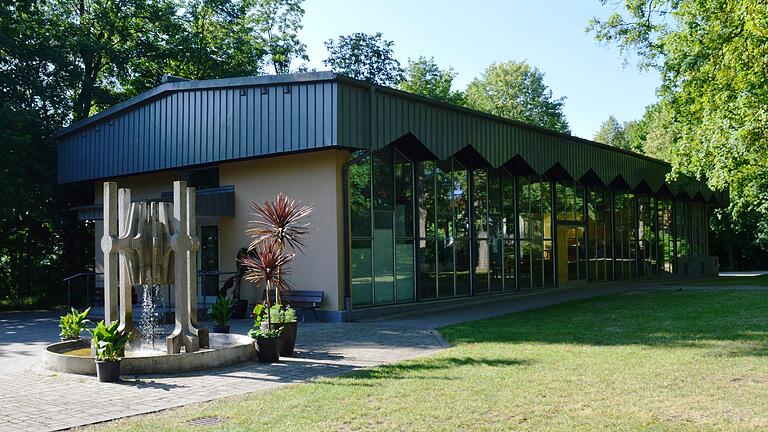 Die alte Trink- und Wandelhalle in Bad Königshofen. Vor zweieinhalb Jahren wurde sie abgerissen, um einem Neubau zu weichen.