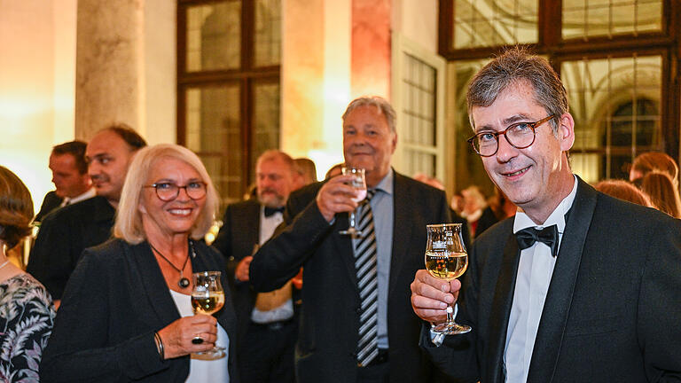 Die bayerische Staatsregierung, vertreten durch Staatsministerin Judith Gerlach lud am Dienstag Abend zum jährlichen Staatsempfang in den Gartensaal der Residenz. Anlass war das Mozartfest mit einem Konzert in der Würzburger Residenz.