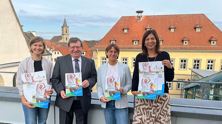 Sie freuen sich über die mittlerweile achte Auflage des Aktionsmonats „Gesund älter werden“ im Landkreis Rhön-Grabfeld (von links): Daniela Schmitt (Gesundheitsregionplus Bäderland Bayerische Rhön), stellvertretender Landrat Josef Demar, Sabine Wenzel-Geier (Leitung Pflegestützpunkt Rhön-Grabfeld) und Evelyn Warmuth (Pflegestützpunkt Rhön-Grabfeld).