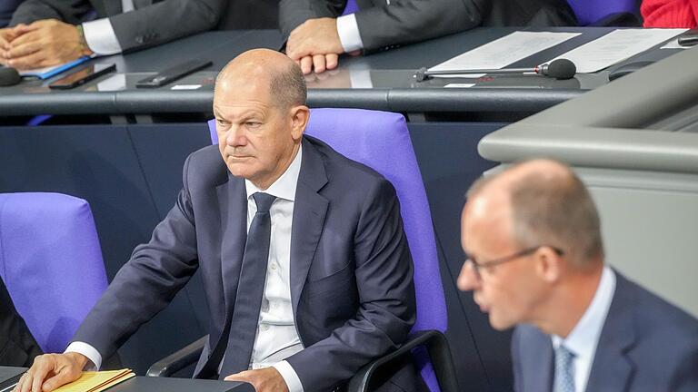 Bundestag - Nun muss Kanzler Olaf Scholz (SPD) die Vertrauensfrage stellen. (Archivbild) Bundestag - Nun muss Kanzler Olaf Scholz (SPD) die Vertrauensfrage stellen. (Archivbild)