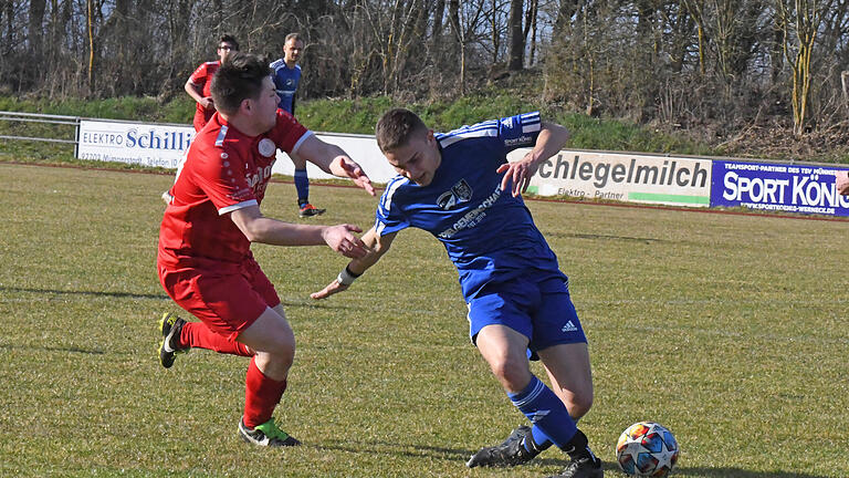 Rhöner Fußball-Nachlese - Autsch: Gesund schaut es nicht aus, wie Moritz Rittelmeier von der SG Großwenkheim/Münnerstadt II hier seine Beine überkreuz stellt im Spiel gegen den FV Rannungen II. Rhöner Fußball-Nachlese - Autsch: Gesund schaut es nicht aus, wie Moritz Rittelmeier von der SG Großwenkheim/Münnerstadt II hier seine Beine überkreuz stellt im Spiel gegen den FV Rannungen II.
