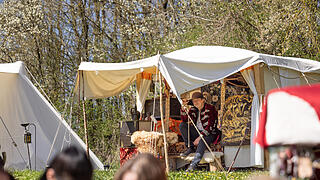 Fantasyfestival in Gaukönigshofen       -  Zahlreiche Menschen besuchen am Samstag (12.04.25) das Fantasyfestival mit Mittelalter-Markt auf dem Festplatz in Gaukönigshofen.