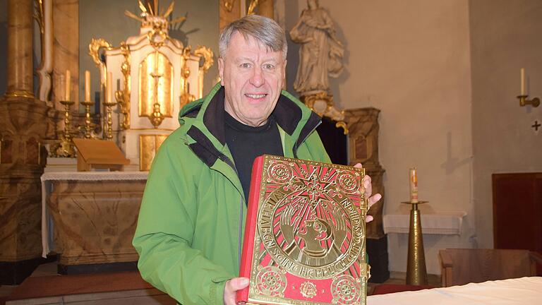 Pfarrer im Ruhestand Georg Hartmann mit dem kostbaren Evangeliar.