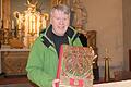 Pfarrer im Ruhestand Georg Hartmann mit dem kostbaren Evangeliar.