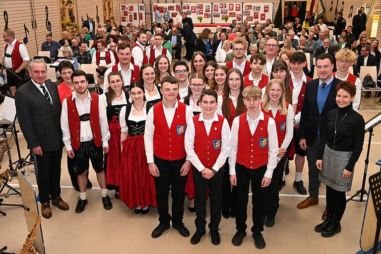 Geehrte Musikerinnen und Musiker mit Paul Lehrieder (MdB) und Petra Kuhn (NBMB, links) sowie Markus Schenk und Martina Schmidt (beide NBMB, rechts) Geehrte Musikerinnen und Musiker mit Paul Lehrieder (MdB) und Petra Kuhn (NBMB, links) sowie Markus Schenk und Martina Schmidt (beide NBMB, rechts)
