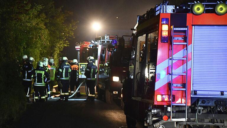 Bei einem Zimmerbrand in Niederlauer waren in der Nacht auf Christi Himmelfahrt rund 60 Kräfte im Einsatz. Die Ermittlungen zur Brandursache laufen.