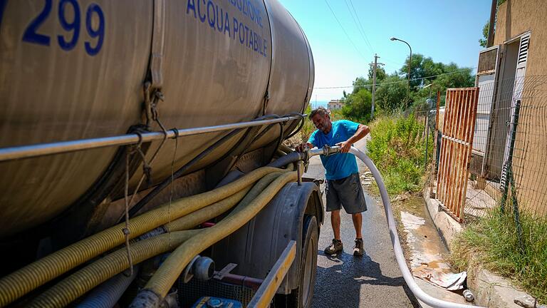 Hitze in Italien - Sizilien leidet unter einer verheerenden Dürre, und für fast eine Million Einwohner ist das Wasser streng rationiert. Hitze in Italien - Sizilien leidet unter einer verheerenden Dürre, und für fast eine Million Einwohner ist das Wasser streng rationiert.
