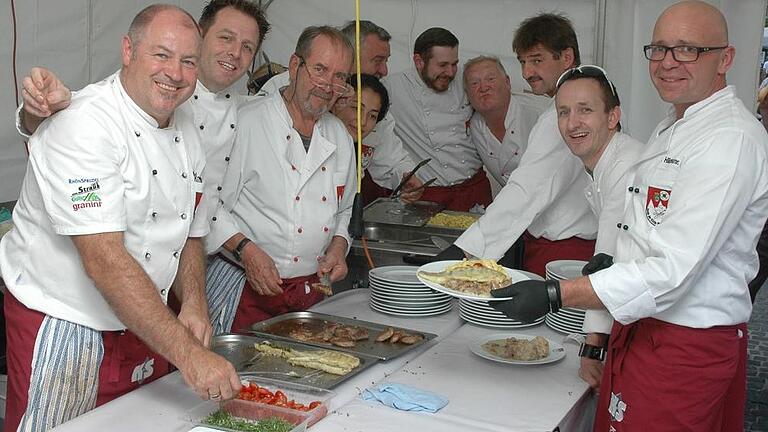 Bester Laune: Die Köchevereinigung der Rhön mit (von links) ...., ....., beim kulinarischen Nachschlag der traditionellen Marktplatzkonzerte.