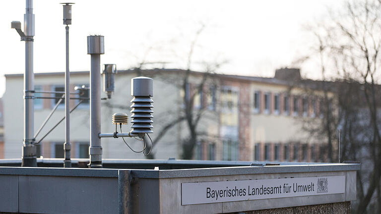 Blick auf die Luftgüte-Messstation des Bayerischen Landesamts für Umwelt am Stadtring Süd. Foto: Patty Varasano