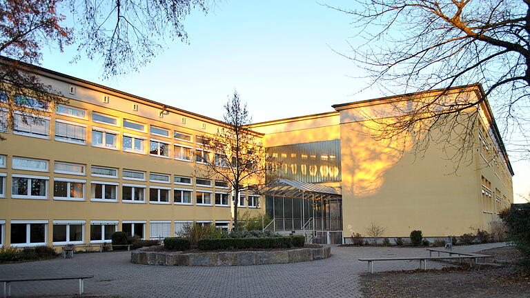 Die Grabfeldschule, derzeit noch mit Grund- und Mittelschule, erhält zwei Aufzüge. Die Glasfassade im Eingangsbereich wird saniert.