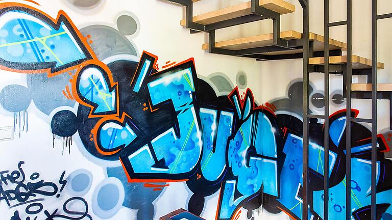 Auch die Treppenhäuser im Jugendhaus in Gerolzhofen sind im Laufe der Jahre verschiedenartig gestaltet worden, wie zum Beispiel mit den von Jugendlichen angefertigten Graffiti. Auch die Treppenhäuser im Jugendhaus in Gerolzhofen sind im Laufe der Jahre verschiedenartig gestaltet worden, wie zum Beispiel mit den von Jugendlichen angefertigten Graffiti.