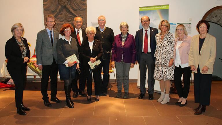 Der Hospizverein besteht seit 30 Jahren (von links): die stellvertretende Landrätin Eva Böhm (Lkr. Rhön-Grabfeld), Oberbürgermeister Sebastian Remelé, Pfarrerin Susanne Rosa, Lothar Riedmann, Renate Reichert, Pfarrer Franz Feineis, Elfriede Herbold, Dr. Johannes Mühler, Susanne Ritzmann, Dr. Sabine Wondra, die stellvertretende Landrätin Christine Bender (Lkr. Schweinfurt).