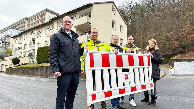 Oberbürgermeister Dr. Dirk Vogel hat die Dr.-Georg-Heim-Straße nach der Erneuerung der gesamten Infrastruktur mit dem Sachgebietsleiter Erneuerung Infrastruktur Marcel Zimmermann, Anwohner Jürgen Hoffmann, Projektleiter Dennie Back und Anwohnerin ...       -  Oberbürgermeister Dr. Dirk Vogel hat die Dr.-Georg-Heim-Straße nach der Erneuerung der gesamten Infrastruktur mit dem Sachgebietsleiter Erneuerung Infrastruktur Marcel Zimmermann, Anwohner Jürgen Hoffmann, Projektleiter Dennie Back und Anwohnerin Ines Walther für den Verkehr freigegeben.