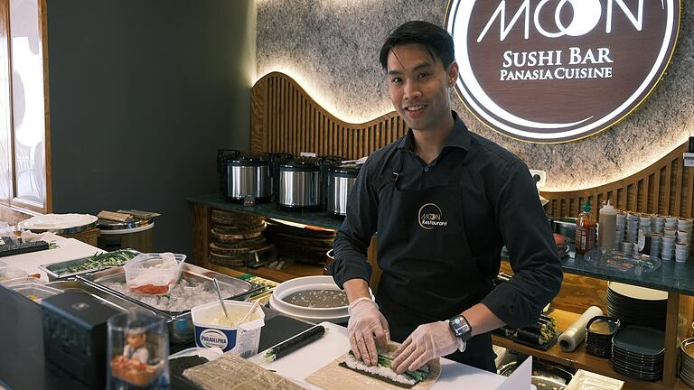 Minh Duon Quang, einer der Betreiber der 'Moon Sushi Bar' in Bad Kissingen. Minh Duon Quang, einer der Betreiber der 'Moon Sushi Bar' in Bad Kissingen.