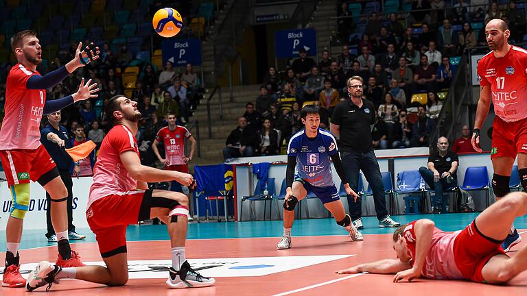 Streckten sich vergeblich: Irfan Hamzegic (links) und Merten Krüger (am Boden) unterlagen mit ihren Heitec Volleys in Frankfurt mit 0:3.