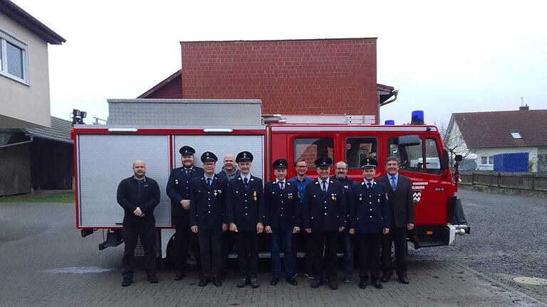 Die geehrten Feuerwehrleute mit der Wehrführung und dem Bürgermeister.