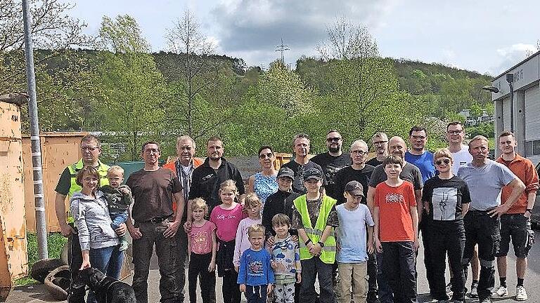 Helfer aus mehreren Generationen packten in Arnshausen gemeinsam mit an, um Müll aus der Landschaft zu entfernen.       -  Helfer aus mehreren Generationen packten in Arnshausen gemeinsam mit an, um Müll aus der Landschaft zu entfernen.