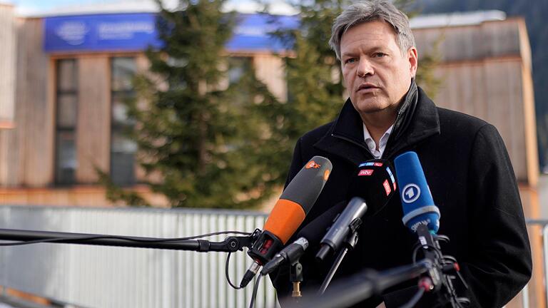 Weltwirtschaftsforum in Davos       -  Habeck fordert kompromisslose Ursachenforschung.
