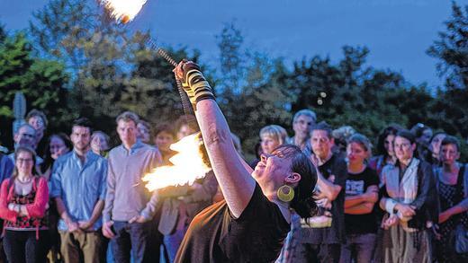 Feurig: Beim Tanzfestival zeigten vor dem Müllheizkraftwerk auch Feuerkünstler ihr Können.