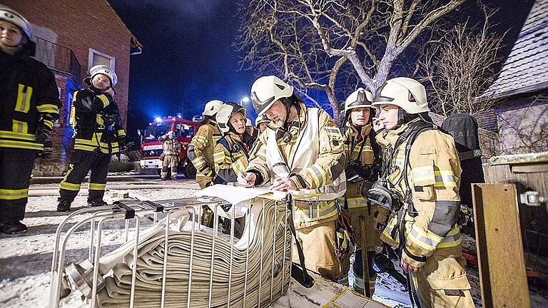 Über 200 Rettungskräfte waren zum Wohnhausbrand im Haßfurter Stadtteil Sailershausen gerufen worden. Über 200 Rettungskräfte waren zum Wohnhausbrand im Haßfurter Stadtteil Sailershausen gerufen worden.