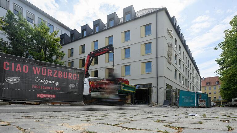 Ein Blick auf die Baustelle am Paradeplatz in Würzburg.&nbsp; Bald sollen dort nun die L'Osteria und ein Motel One eröffnen.