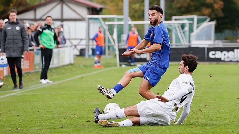 Adrian Istrefi vom Würzburger FV im Zweikampf gegen Matthias Löblein (am Boden) vom SC Eltersdorf: Nach drei Niederlagen zuvor sind die Blauen nach einem Sieg im Auswärtsspiel bei Eintracht Münchberg wieder in der Spur. Am Samstag treten sie zu Hause gegen die DJK Ammerthal an.