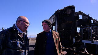 Brand Kissinger Hütte mit (Marienfigur) und Landrat Thopmas Habermann mit Manfred Egert und Horst Karl.