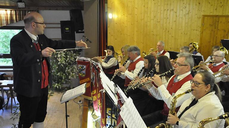 Die Konzerte des Musikvereines Kothen unter der musikalischen Leitung von Thomas Reuß begeis-tern immer wieder durch ihre Vielseitigkeit. Peter Klopf       -  Die Konzerte des Musikvereines Kothen unter der musikalischen Leitung von Thomas Reuß begeis-tern immer wieder durch ihre Vielseitigkeit. Peter Klopf