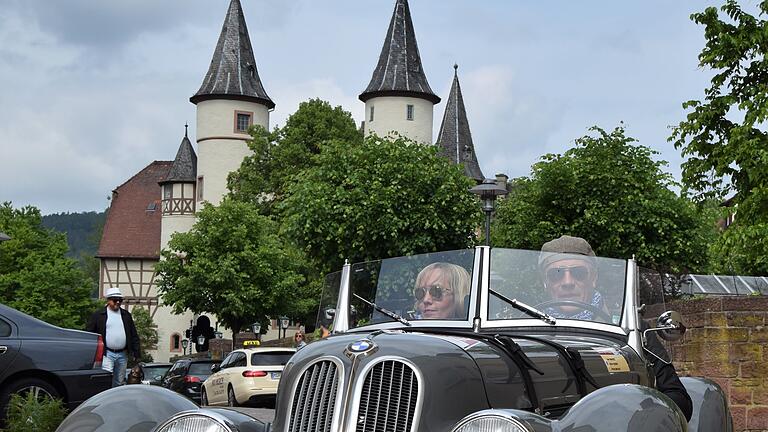 Die Oldtimer der Sachs-Franken-Classic fuhren am Samstag auch durch Lohr (Ottenhofstraße).