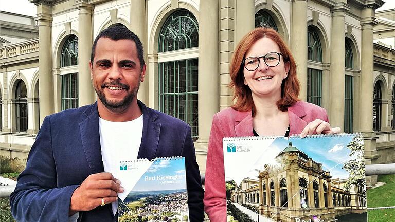 Fotograf Benjamin Kiesel und Kurdirektorin Silvie Thormann mit ihren Kissingen-Kalendern für das Jahr 2020.Sigismund von Dobschütz       -  Fotograf Benjamin Kiesel und Kurdirektorin Silvie Thormann mit ihren Kissingen-Kalendern für das Jahr 2020.Sigismund von Dobschütz